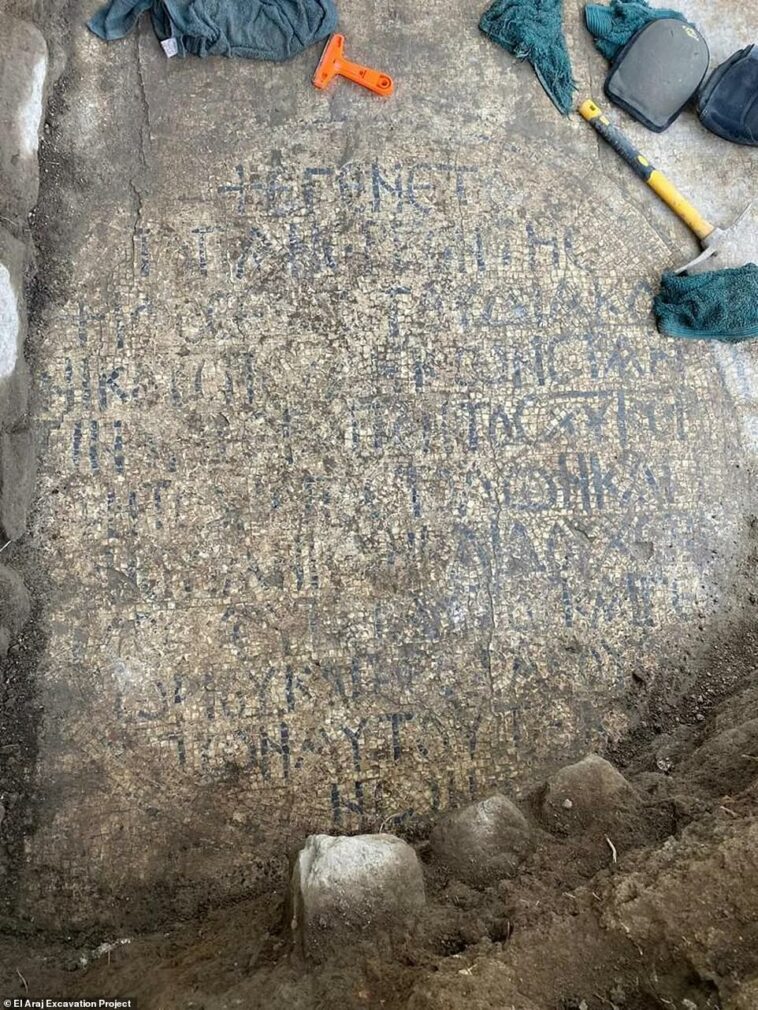 El mosaico fue descubierto el año pasado, pero estaba cubierto de capas de suciedad que tomó tiempo quitar con cuidado.  La última actualización es que el equipo ahora ha traducido las antiguas inscripciones griegas.
