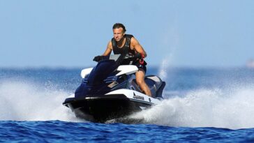 El presidente Macron fue fotografiado en moto acuática en la residencia oficial de los presidentes franceses en la Riviera francesa desde 1968.