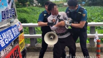 Manifestante arrestado por amenazar con un cuchillo frente a la casa del expresidente Moon