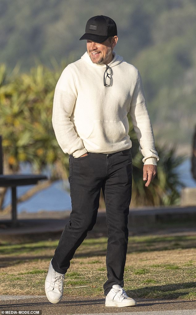 La estrella de Hollywood Matt Damon (en la foto) se veía elegante con un suéter y jeans mientras exploraba Byron Bay durante unas vacaciones discretas con su esposa Luciana Barroso.