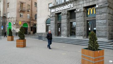 McDonald's dijo que reabrirá sucursales en Ucrania para restaurar una