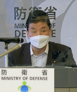 El ministro de Defensa japonés, Nobuo Kishi, habla en una conferencia de prensa en Tokio el 2 de agosto de 2022, con una máscara en medio de la pandemia de coronavirus.  (Kiodo)