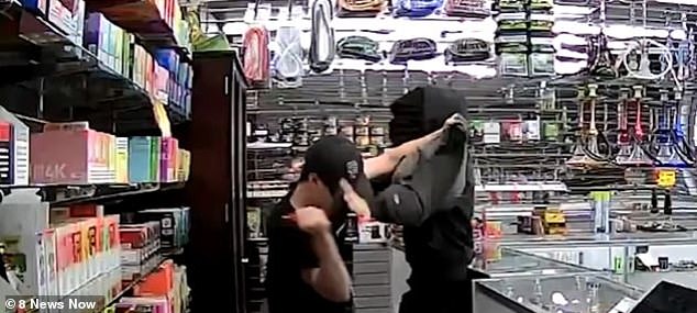 El dueño de una tienda de cigarrillos en Las Vegas fue visto en un video apuñalando a un posible ladrón siete veces después de que intentó saltar el mostrador.