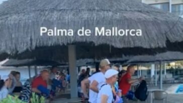 Los turistas en Palma de Mallorca corren para reservar una tumbona a las 9 a.m. mientras corren junto a la piscina