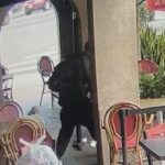 Un anciano fue atacado mientras comía con su perro afuera de una pizzería en Hollywood el 1 de agosto por un cabrón sin hogar.