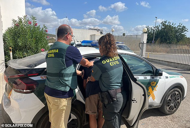 La policía española arrestó a un tatuador de 47 años en Ibiza acusado de abusar sexualmente de una mujer de Escocia mientras se tatuaba en la isla a principios de este mes.