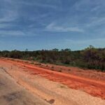 La mujer, de unos 40 años, había estado corriendo en una pista a lo largo de Gubinge Road en Broome, Australia Occidental, el viernes.