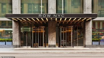 The Row, un hotel de lujo de $ 400 por noche ubicado cerca de Times Square, lleno de turistas, se convertirá en un refugio para unas 600 familias de inmigrantes.  No está claro si un piso estará disponible o si estarán al otro lado de la propiedad.