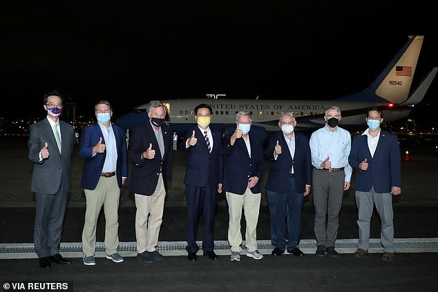 Un grupo bipartidista de legisladores posan para una foto con el ministro de Relaciones Exteriores de Taiwán, Joseph Wu, después de llegar al aeropuerto de Taipei Songshan en Taipei, Taiwán, el 14 de abril, un viaje que provocó mucha menos furia que la de Pelosi.
