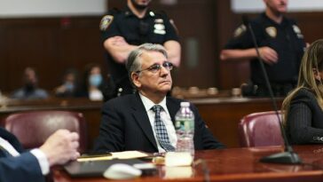 Ricardo Cruciani (en la foto) se sienta con sus abogados en la Corte Suprema de Manhattan mientras comienza su juicio en el caso de abuso sexual en su contra en el que varias mujeres afirman que las enganchó a los analgésicos y luego abusó sexualmente de ellas durante varios años.
