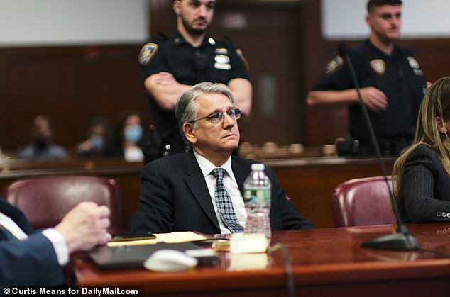Ricardo Cruciani (en la foto) se sienta con sus abogados en la Corte Suprema de Manhattan mientras comienza su juicio en el caso de abuso sexual en su contra en el que varias mujeres afirman que las enganchó a los analgésicos y luego abusó sexualmente de ellas durante varios años.