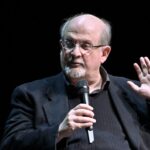 Novelista Salman Rushdie atacado mientras estaba en el escenario en Nueva York