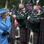 La reina inspecciona gaitas y tambores del 4 Regimiento Real Escocés de Escocia a las puertas de Balmoral en 2018