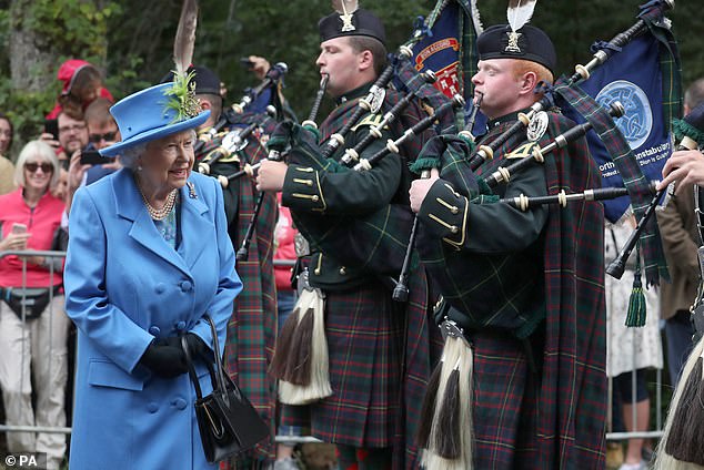 La reina inspecciona gaitas y tambores del 4 Regimiento Real Escocés de Escocia a las puertas de Balmoral en 2018