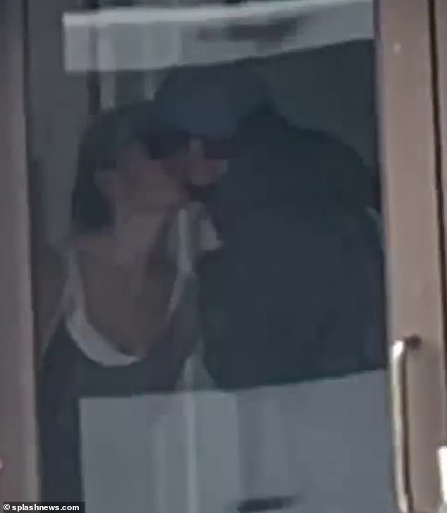 Fruncir el ceño: Olivia Wilde, de 38 años, y Harry Styles, de 28, compartieron un beso después de disfrutar de un entrenamiento en pareja en la ciudad de Nueva York el jueves.