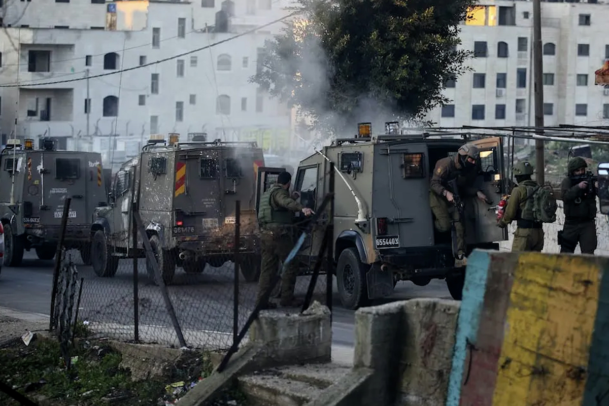 Palestinos bañan vehículos israelíes con piedras, pintura... neveras
