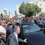 Palestinos saludan al líder de la Autoridad Palestina a su regreso de Alemania