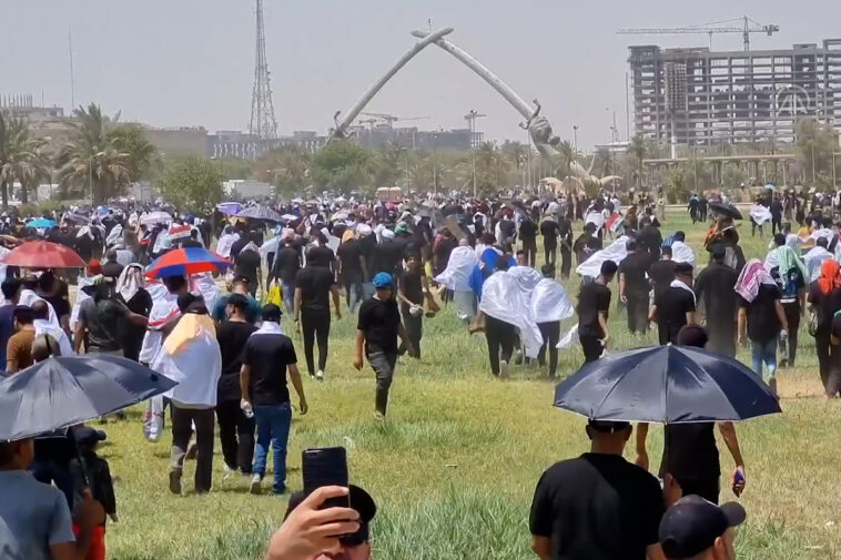Partidarios de Pro-Sadr realizan la oración del viernes en la Zona Verde de Irak