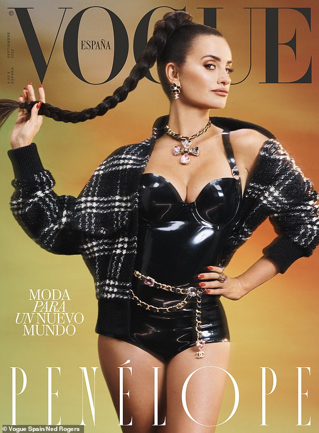 Impresionante: Penélope Cruz lució increíble mientras posaba en látex para la portada de Vogue España