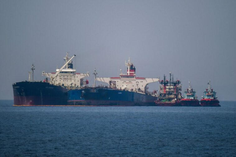 Petrolero iraní recupera petróleo incautado por Estados Unidos, listo para salir de Grecia