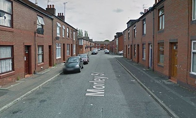 Un pitbull agresivo mordió a una adolescente y a un repartidor de pizzas en Morley Street en Rochdale, Greater Manchester