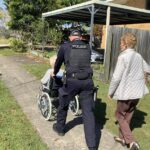 El Servicio de Policía de Queensland compartió el conmovedor momento en que un oficial se detuvo para ayudar a una mujer de 86 años a empujar a su madre, de 103 años y en silla de ruedas, por una colina en Springwood, 22 km al sur de Brisbane (en la foto)