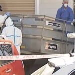 La policía forense retira un remolque de alquiler utilizado para transportar el contenido de la unidad de almacenamiento (en la foto)