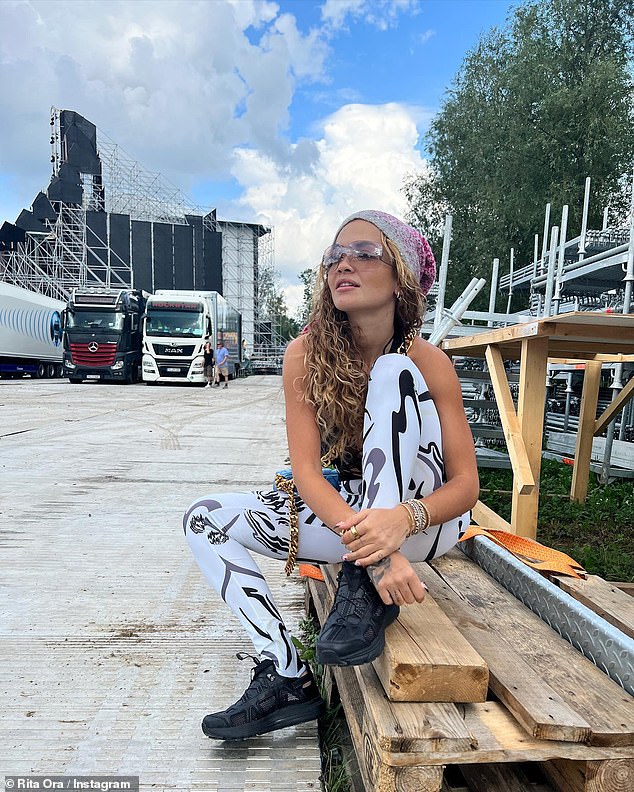 Belleza: Rita Ora, de 31 años, mostró su moderno sentido del estilo el sábado con un mono sin espalda y calzas estampadas mientras posaba para las fotos antes de una actuación en el festival Zurich Open Air.