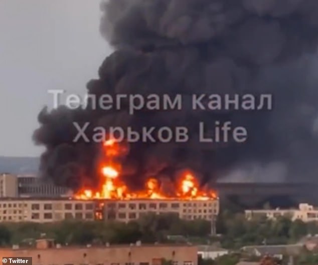 Un almacén se quema en Kharkiv, la segunda ciudad más grande de Ucrania que se encuentra cerca de la frontera con Rusia, el martes en medio de informes contradictorios sobre un ataque con cohetes.