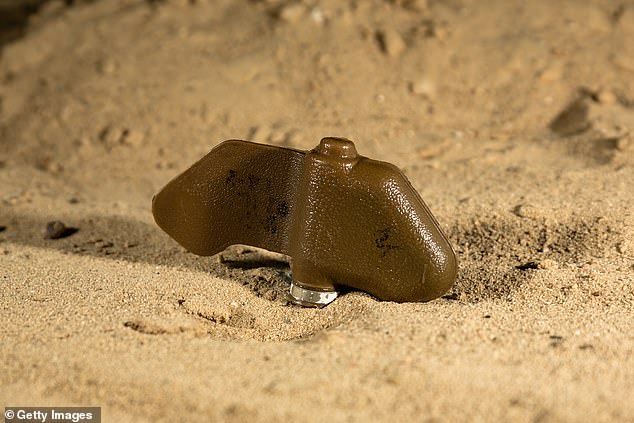 Las minas relativamente pequeñas pueden lanzarse con cohetes y contienen 37 g de explosivos letales.