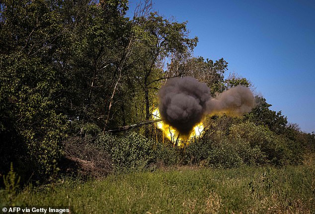 Un grupo de soldados rusos ha sido volado por sus propias minas después de responder a una llamada de broma de los ucranianos (en la foto: los militares ucranianos disparan un cañón autopropulsado con orugas Krab polaco de 155 mm en Donetsk)