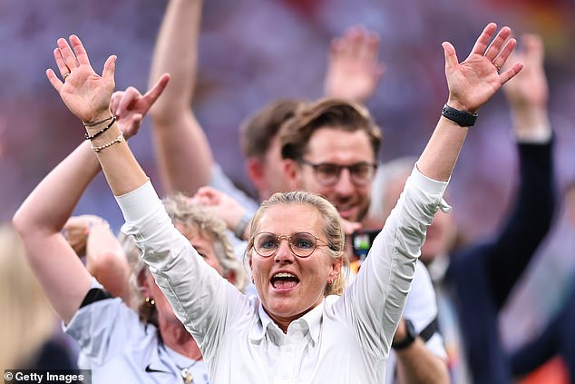 Sarina Wiegman 'está lista para firmar un nuevo contrato después de llevar a las Leonas a la gloria en la Eurocopa 2022'