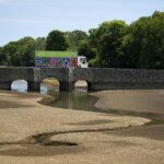 Las escenas de pasto reseco y ríos que se encogen se han vuelto comunes en todo el Reino Unido este verano después de apenas llover (En la imagen: el río Carew, Pembrokeshire)