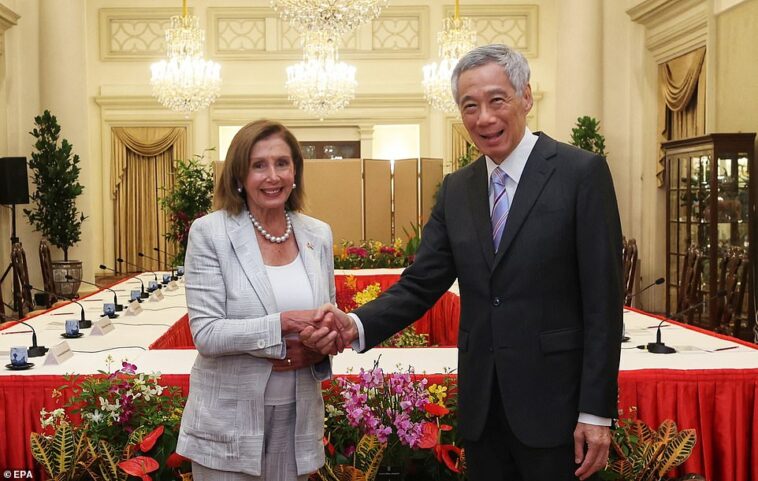 La presidenta de la Cámara de Representantes, Nancy Pelosi, con el primer ministro de Singapur, Lee Hsien Loong, dándose la mano durante una reunión en el Palacio Presidencial de Istana en Singapur el lunes en el primer día de su viaje.