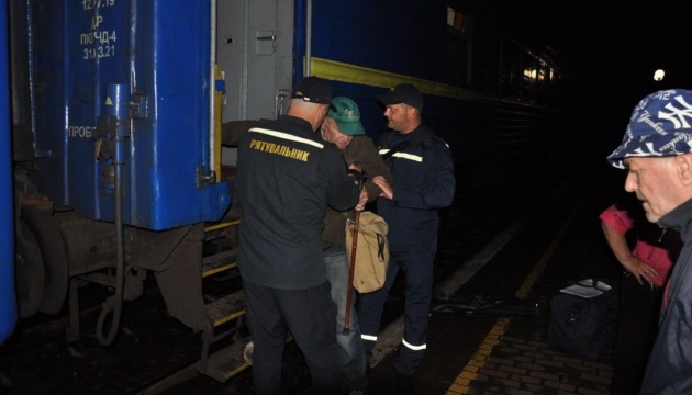 Sexto tren de evacuación lleva gente a la región de Kirovohrad