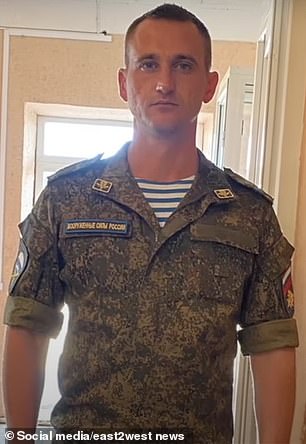 Filatiev, de 33 años, vestido con su uniforme militar, formó parte de las fuerzas invasoras de Rusia el 24 de febrero. Pero ahora se opone a la