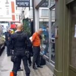 En la foto: la policía arresta a un hombre cuyo 'colega' fue asesinado a puñaladas en un restaurante coreano en una calle lateral de Oxford Street en el corazón del West End de Londres el lunes.