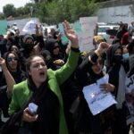 Talibanes dispersan marcha de mujeres afganas por 'trabajo y libertad'