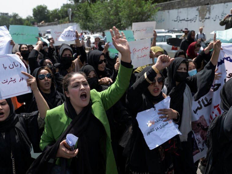 Talibanes dispersan marcha de mujeres afganas por 'trabajo y libertad'