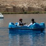 Las imágenes fueron tomadas en uno de los lagos del Parque Nacional Band-e-Amir, un popular destino de fin de semana en el país, un año después de la toma de Afganistán por los talibanes.