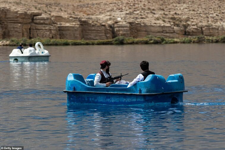 Las imágenes fueron tomadas en uno de los lagos del Parque Nacional Band-e-Amir, un popular destino de fin de semana en el país, un año después de la toma de Afganistán por los talibanes.