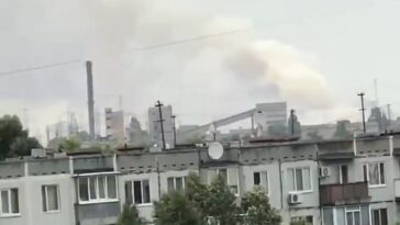 Esta imagen pretende mostrar el humo saliendo de la planta nuclear de Zaporizhzhia hoy.