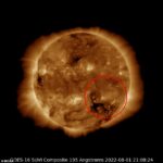 La tormenta geomagnética se debe a un agujero coronal (en la foto) en la región suroeste de la cara del sol que está expulsando ¿material gaseoso?