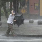 Un hombre camina por la calle bajo la fuerte lluvia causada por la tormenta tropical Meari en Hamamatsu, Japón central, 13 de agosto de 2022 (Kyodo)