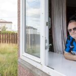 El trabajador bancario jubilado Nick Wisniewski, de 66 años, (en la foto) no ha tenido vecinos viviendo a su lado en los 128 apartamentos de la urbanización Stanhope Place en Wishaw, North Lanarkshire, desde que el último de los 200 residentes se mudó en diciembre.