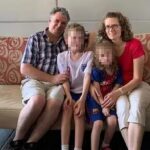 Helen Rhodes (derecha) viajaba a casa en el Reino Unido el 5 de agosto con su esposo Simon (izquierda) y sus dos hijos Nathan y Emma después de vivir en Tung Chung, Hong Kong, durante más de 15 años.