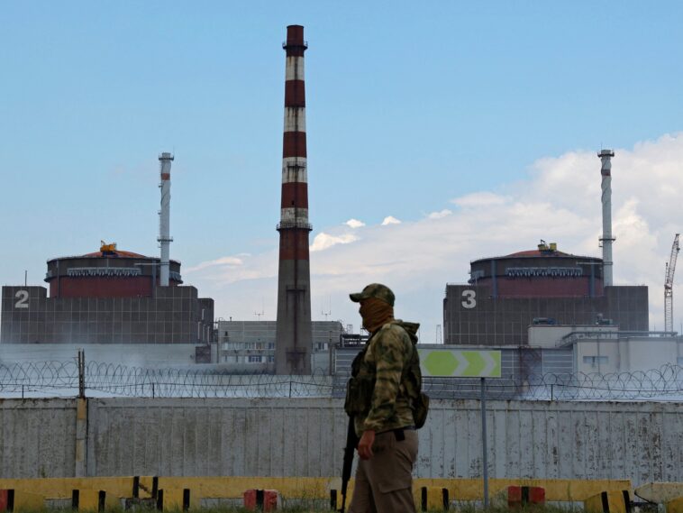 Ucrania apunta a los rusos 'disparando en o desde una planta nuclear'