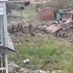 El video muestra lo que parecen ser tropas de Wagner peinando las ruinas de su cuartel general destruido en Popasna después de que Ucrania lo atacara.