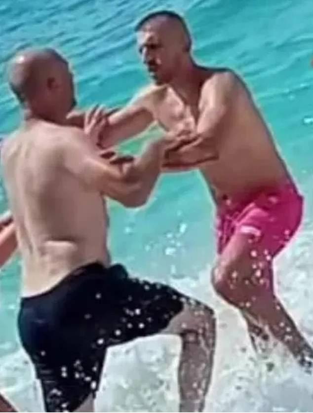 Bledar Avdia (izquierda), el padre de una niña de siete años que murió en el mar en Albania, aparece peleando con Arjan Tase (derecha), el policía fuera de servicio acusado de golpearla con una lancha rápida.  La imagen fue publicada en línea por el ex primer ministro del país.