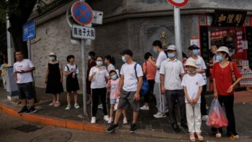 Varias ciudades en China agregan bordillos COVID-19 mientras millones aún están bloqueados